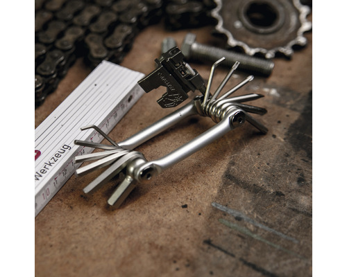Multitool avec divers outils, dont une clé Allen et une clé à rayons