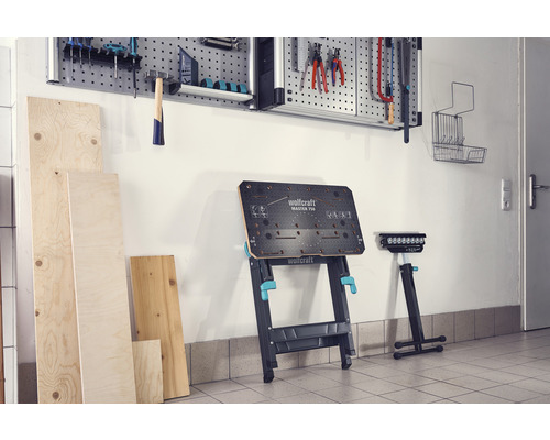 Atelier avec établi, panneau à outils et planches de bois