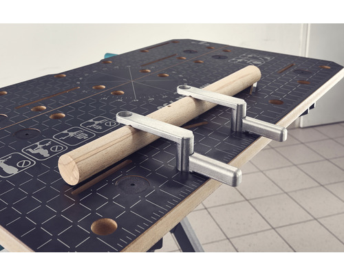 Établi avec serre-joints et une tige en bois