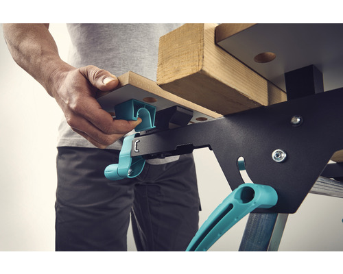 Vue détaillée d''un établi avec levier de serrage et support de pièce