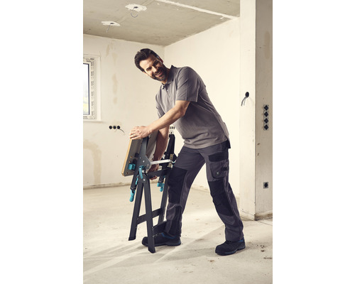 Homme avec établi Wolfcraft à l''intérieur