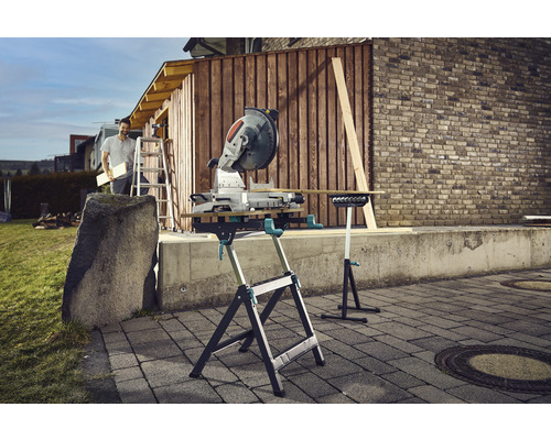 Scie à onglet sur établi à l''extérieur