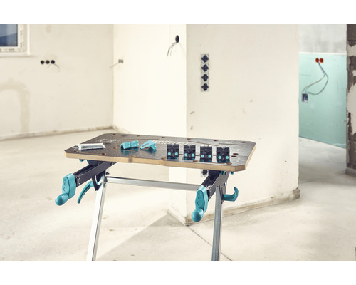 Établi avec accessoires dans un chantier brut