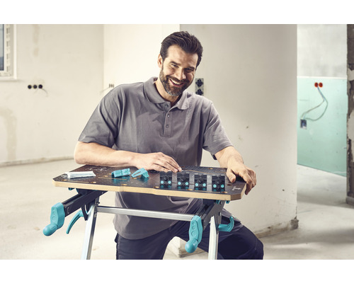 Homme avec établi dans une construction brute