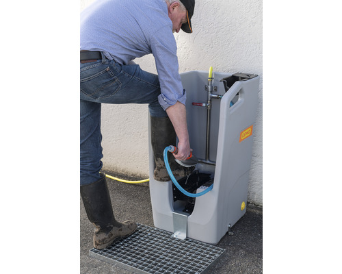 Personne nettoyant des chaussures avec un lave-chaussures de Cemo