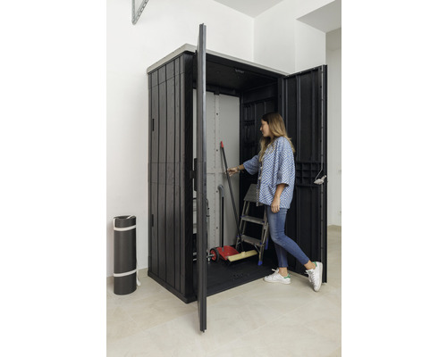 Kunststoff Geräteschrank mit geöffneten Türen und einer Frau, die hineingreift, um Werkzeuge zu holen