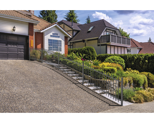 Jardin devant avec escalier et balustrade devant des immeubles d''habitation
