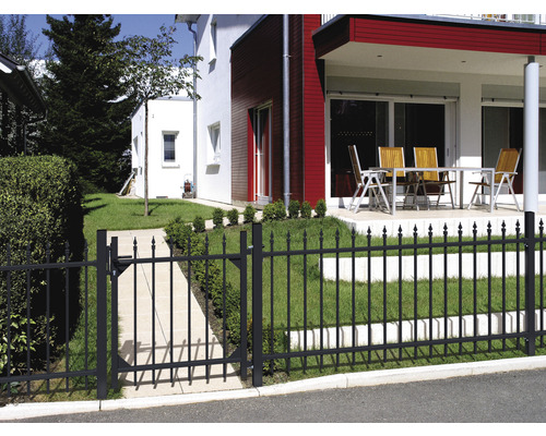 Gartenzaun aus Metall mit Tor vor einem Haus