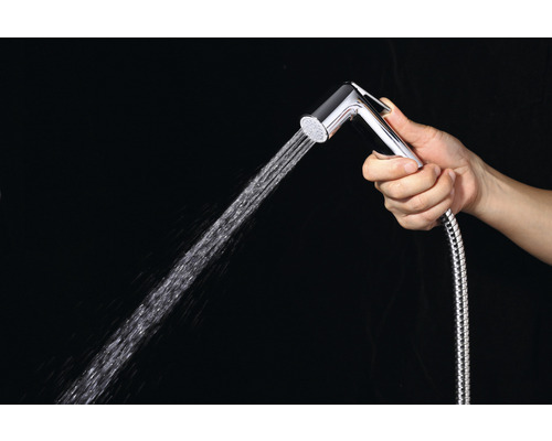 Handbrause mit Wasserdurchfluss, verbunden mit einem Schlauch