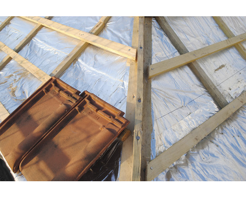 Construction de toit avec film isolant et tuiles