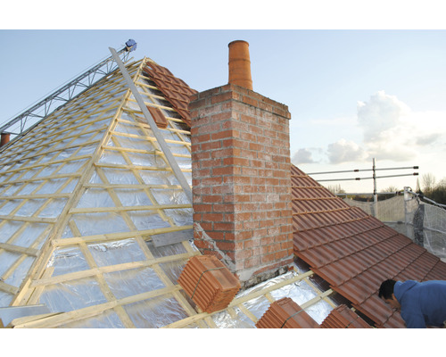 Rénovation de toiture avec tuiles, isolation et cheminée en briques