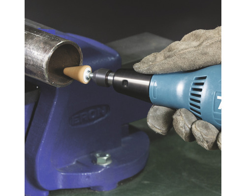 Usinage de tubes avec un outil de meulage sur un étau