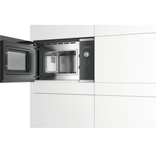 Offene Einbaumikrowelle in einem Küchenschrank