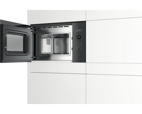 Micro-ondes encastrable avec porte ouverte dans une cuisine moderne