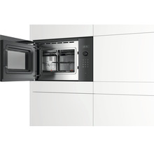 Four à micro-ondes encastrable avec porte ouverte dans une cuisine.