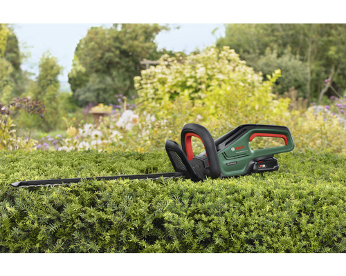 Akkubetriebene Heckenschere von Bosch im Außeneinsatz