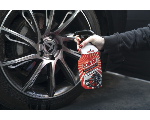 Application du nettoyant pour jantes Nigrin Power sur une jante.