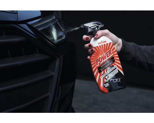Nigrin Power Insect Remover en utilisation sur une voiture.