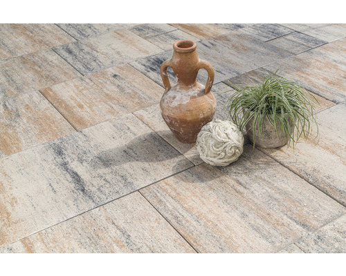 Verlegung von Terrassenplatten mit Dekorationsgegenständen