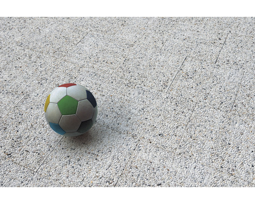 Ballon de foot sur sol en pierre