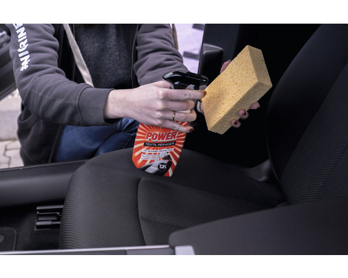 Entretien automobile : Nettoyant textile et éponge pour le nettoyage d''un siège auto