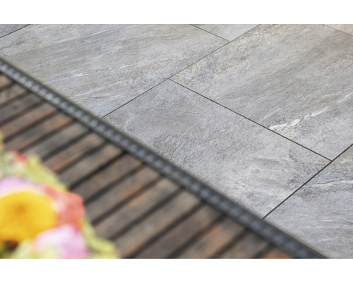 Installation avec des dalles de terrasse grises