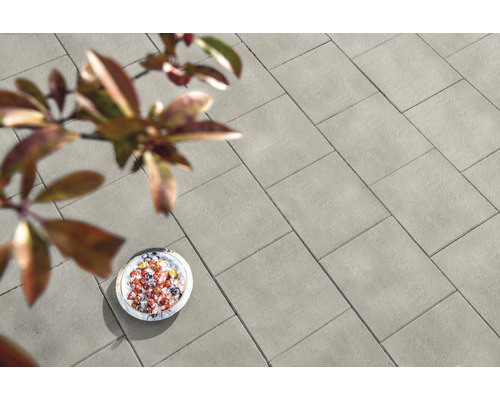 Pflastersteine auf einer Terrasse mit einer Schale Früchte