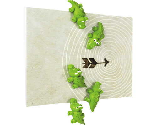 Dekorative Krokodil-Magneten auf einer Tafel mit Pfeilmotiven