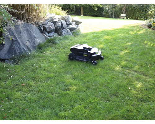 Rasenmähroboter auf Rasenfläche im Garten