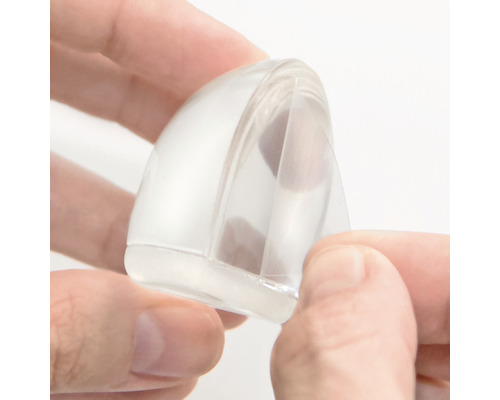 Protection d''angle en plastique maintenue par les mains.