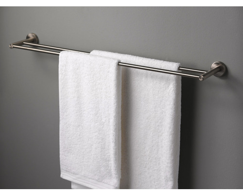 Porte-serviettes double avec serviettes blanches sur un mur
