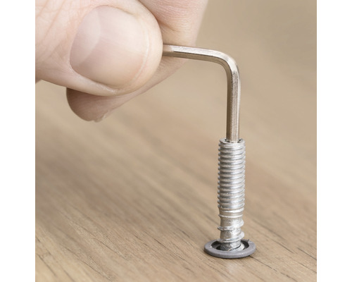 Schraube wird mit einem Innensechskantschlüssel festgezogen