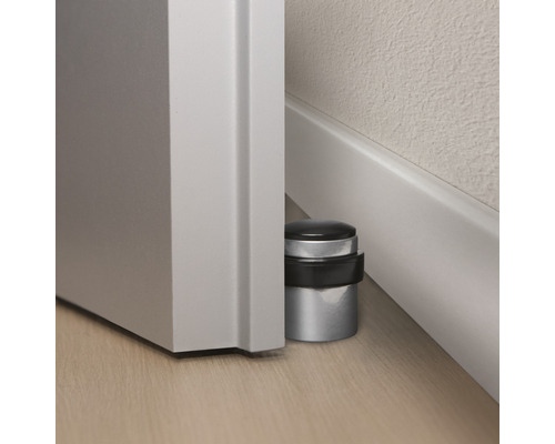 Türstopper aus Metall an einer Tür