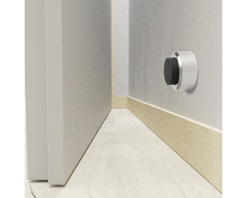 Wandtürstopper aus Metall mit Gummipuffer neben einer Tür