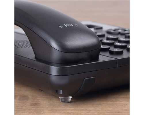 Detailaufnahme eines schwarzen Tischtelefons mit HD-Funktion