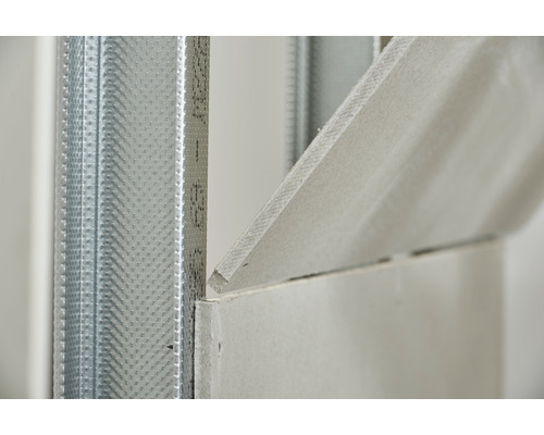 Detailaufnahme einer Metallkonstruktion mit Gipskartonplatten