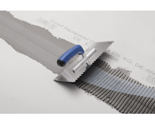 Zahnspachtel mit Fliesenkleber auf Knauf Aquapanel