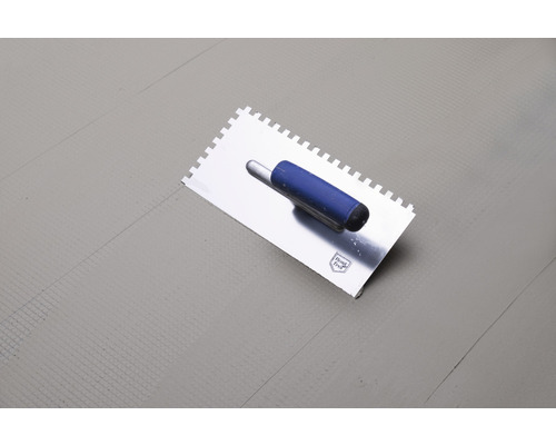 Zahnspachtel auf Estrichboden