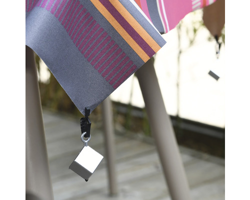 Pince à nappe fixée à une nappe