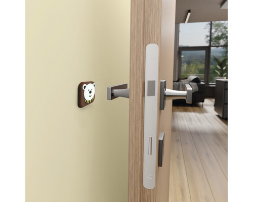 Geöffnete Tür mit Türgriff und Wandpuffer mit Bärenmotiv