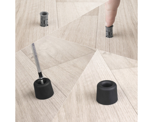 Montage eines schwarzen Türstoppers mit Dübel auf einem Holzboden.