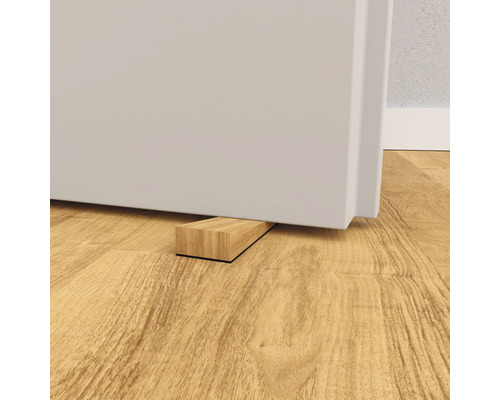 Türstopper aus Holz unter einer Tür auf Holzboden