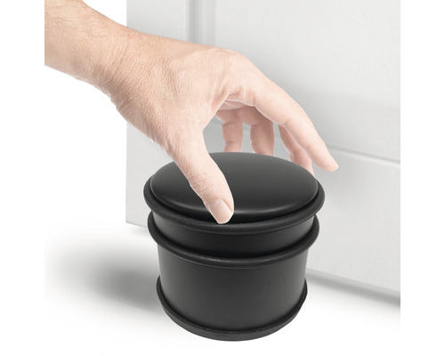 Schwarzer Türstopper aus Gummi mit Hand an der Tür