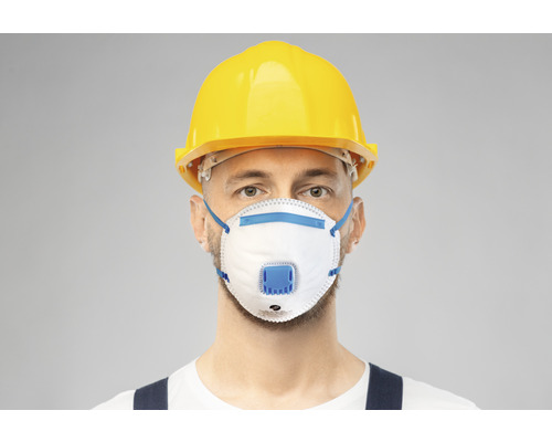Artisan avec masque de protection respiratoire et casque de sécurité
