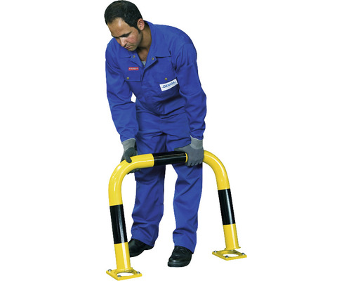 Une personne monte une barrière de protection en jaune et noir.