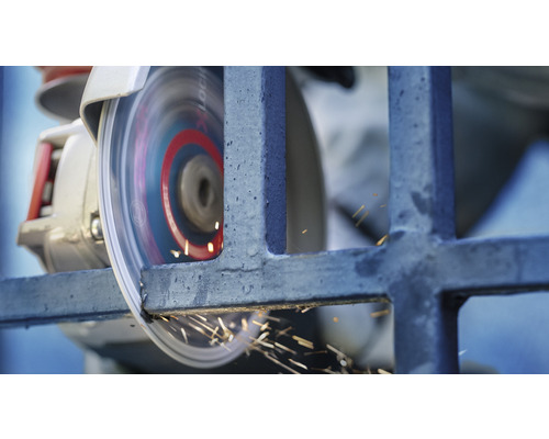 Metallgitter wird mit einem Winkelschleifer bearbeitet, wobei Funken entstehen.