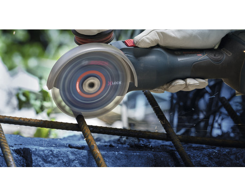 Eine Person schneidet mit einem Winkelschleifer X-Lock Stahl.