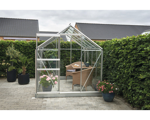 Serre avec coin salon dans le jardin