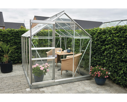 Serre avec portes en verre et mobilier de jardin