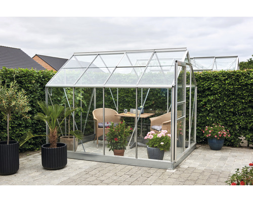 Serre avec mobilier et plantes dans le jardin